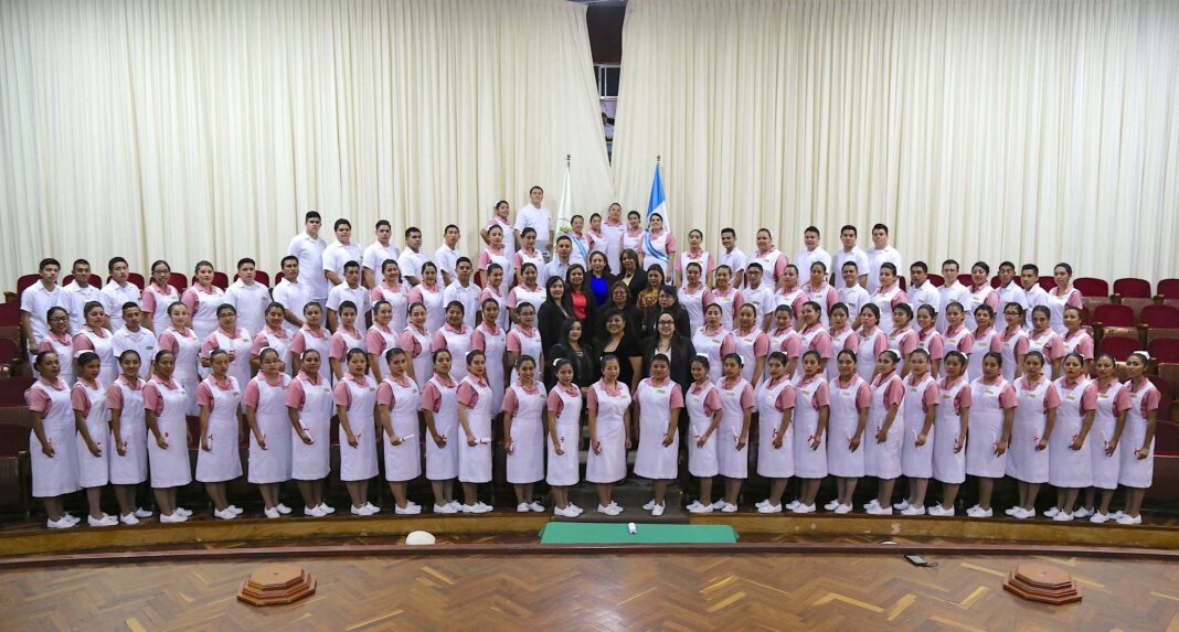 Se-graduan-integrantes-promocion-67-de-auxiliares-de-enfermeria-del-IGSS-26
