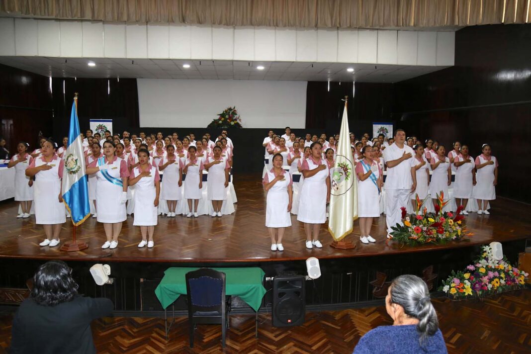 Se graduan integrantes promocion 67 de auxiliares de enfermeria del IGSS-4