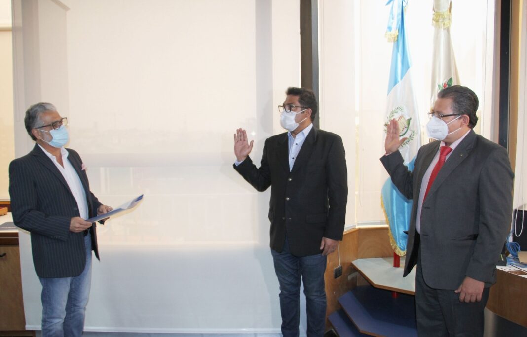 Juramenacion de dos integrantes de la junta directiva del IGSS