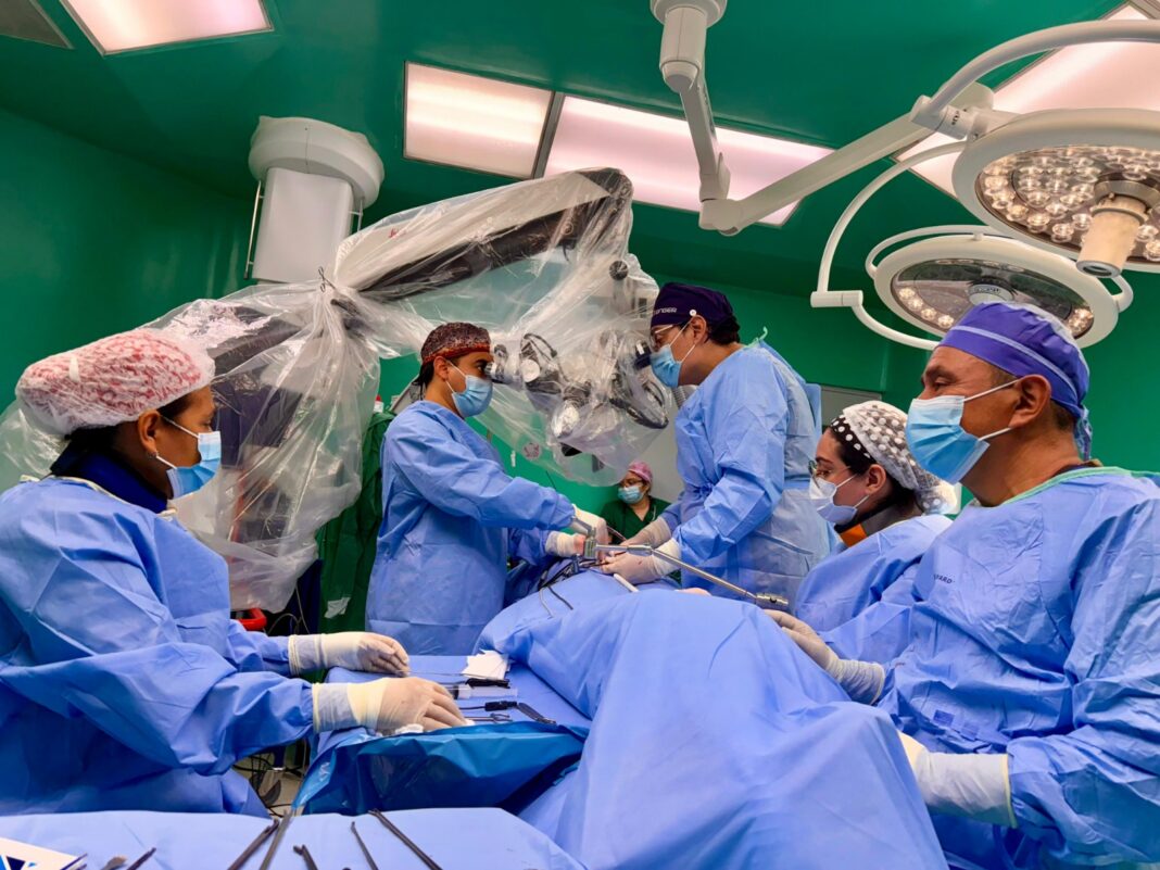 IGSS-Hospital-General-de-Accidentes-Ceibal-Primer-ciorugia-microdiscectomia-con-sistema-tubular-MIS-202510
