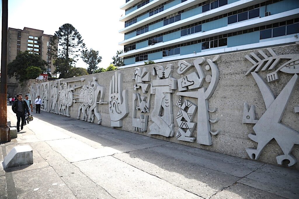 Mural Nacionalidad Guatemalteca de Roberto González Goyri – IGSS