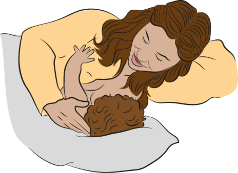 Madre amamantando acostada de lado junto a su bebé