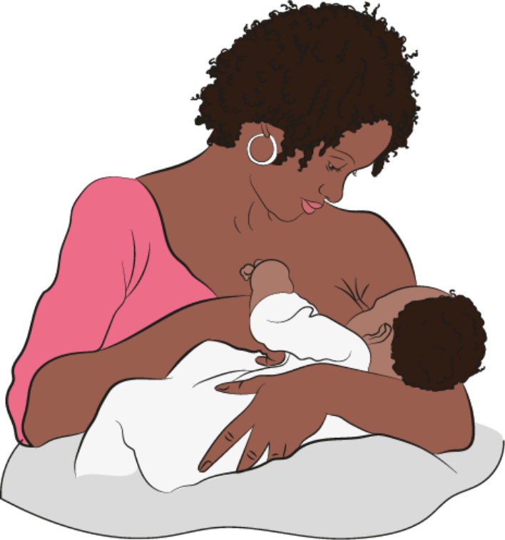 Madre sentada amamantando a su bebé sobre una almohada