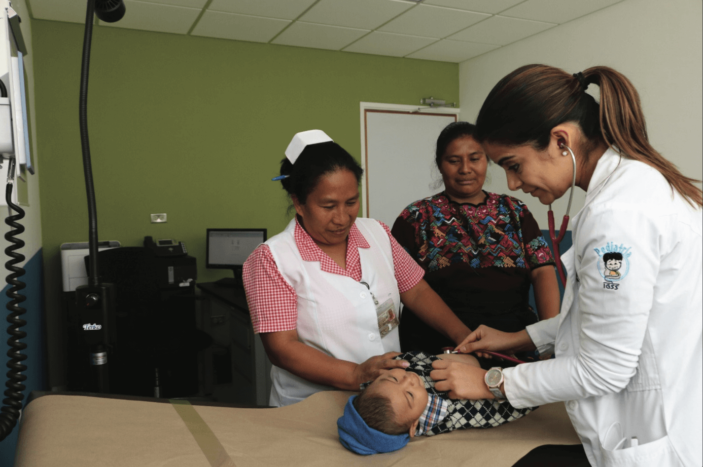 Esposa e hijos de trabajador migrante recibiendo atención médica