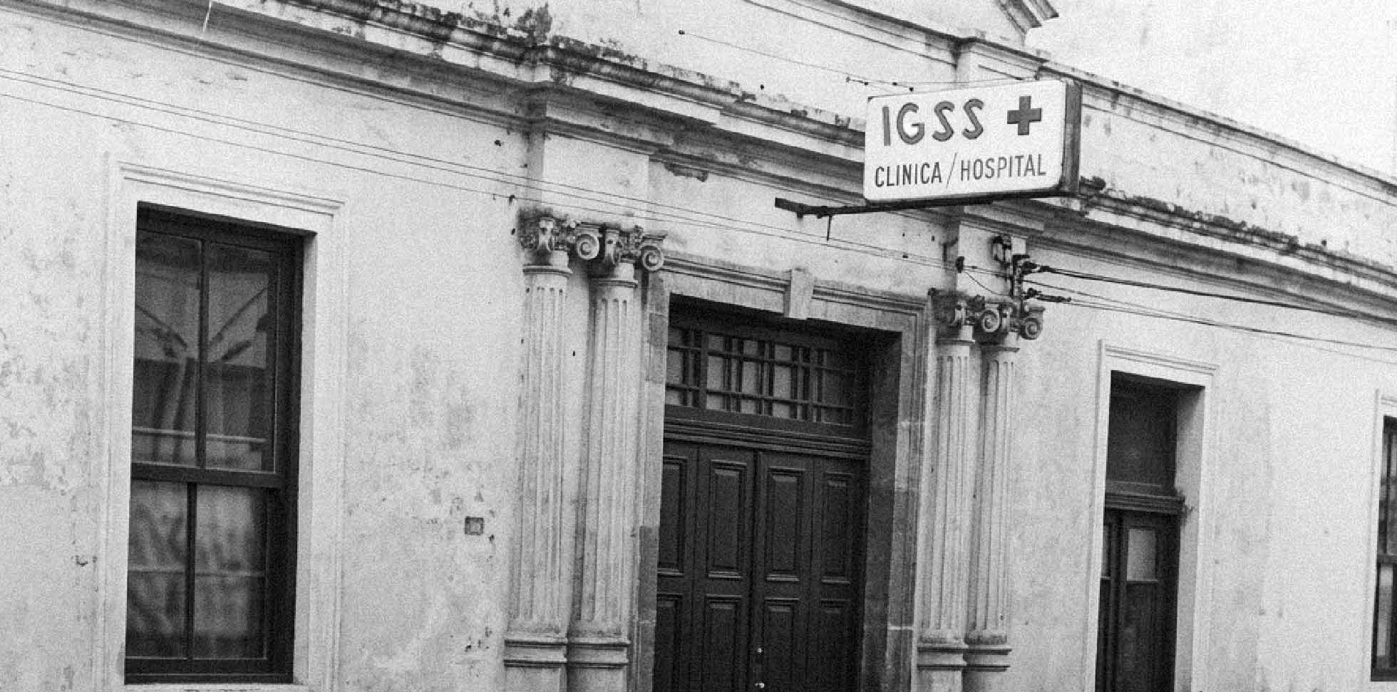 Fachada de una clínica-hospital del IGSS con el rótulo institucional "IGSS Clínica / Hospital"