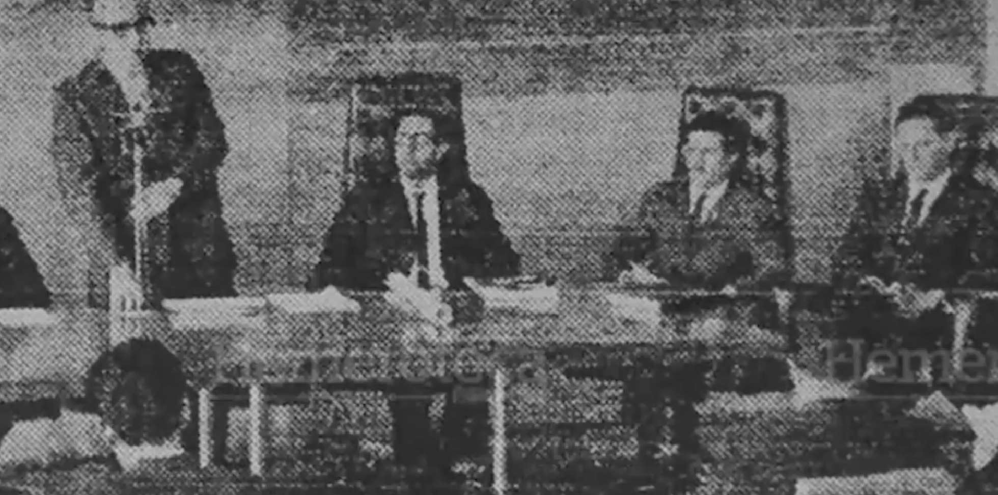 Mesa de honor en un acto oficial del IGSS, con autoridades sentadas frente al público