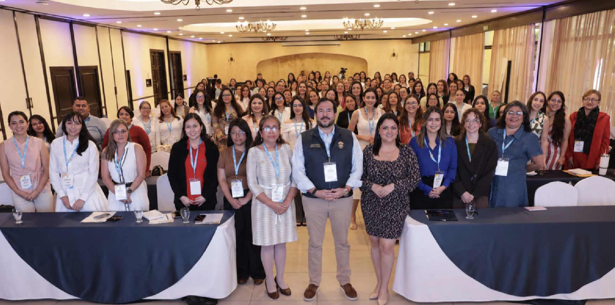 Grupo de colaboradoras y colaboradores del IGSS reunidos en un evento de capacitación institucional