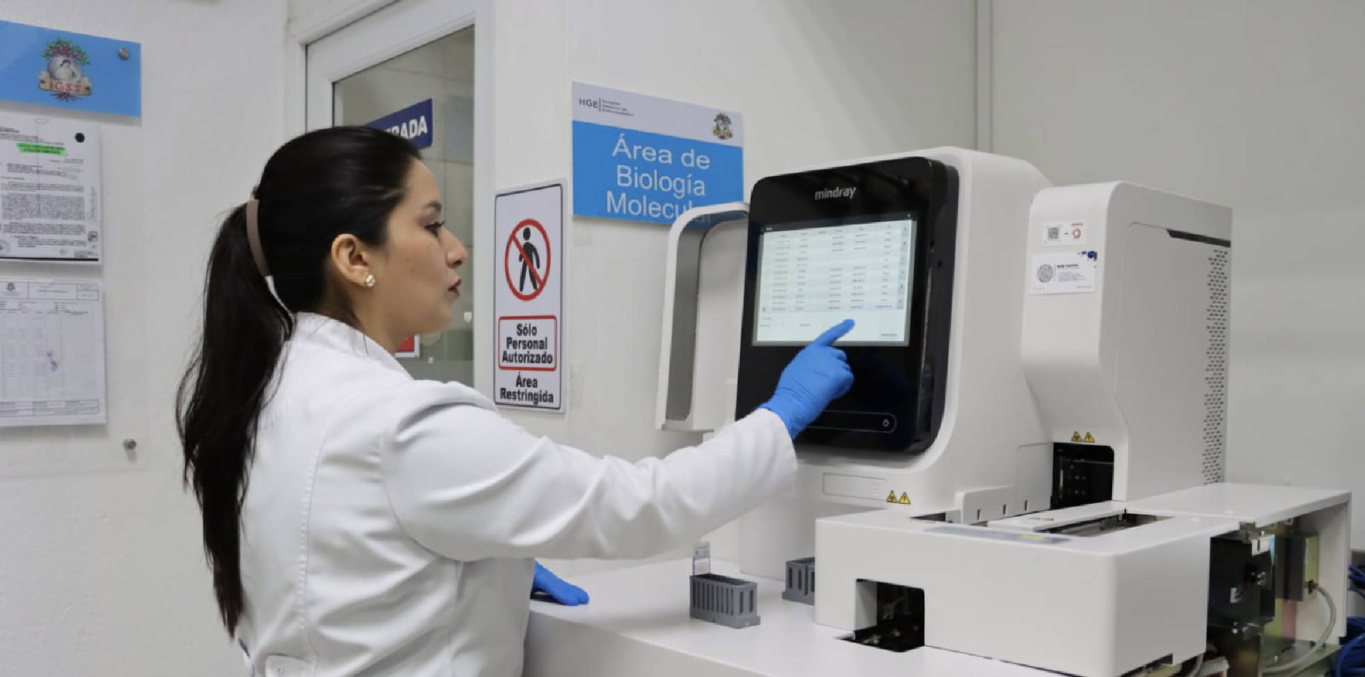 Personal de laboratorio del IGSS operando equipo de biología molecular para pruebas diagnósticas