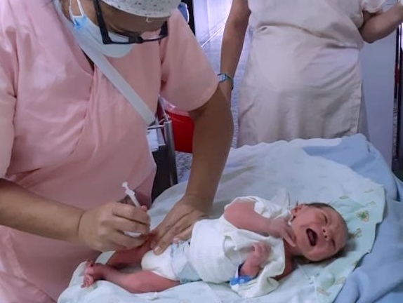 cáscara Abrazadera Es Se cumple con la vacunación a los recién nacidos - Noticias IGSS