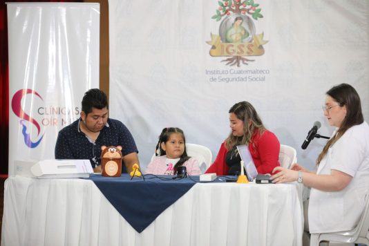El regalo del sonido: reciben implantes cocleares gracias al IGSS y Clínicas para Oír Mejor