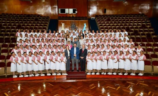 Promoción 74 de Auxiliares de Enfermería del IGSS celebra su graduación