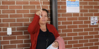 Brenda hace sonar la Campana de la Victoria