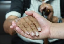 Prevenga las caídas en adultos mayores, detecte las señales a tiempo