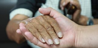 Prevenga las caídas en adultos mayores, detecte las señales a tiempo