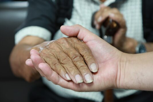 Prevenga las caídas en adultos mayores, detecte las señales a tiempo