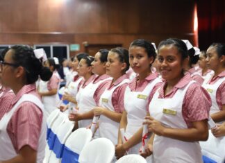 Asiste a las charlas informativas para ingresar a la Escuela de Auxiliares de Enfermería del IGSS
