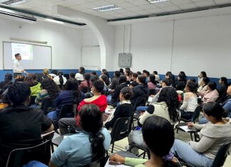 Aspirantes asisten a la primera charla informativa para ingresar a la Escuela de Auxiliares de Enfermería