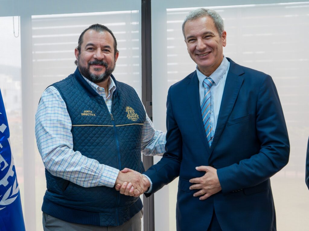 Representantes del IGSS y OIT firman convenio