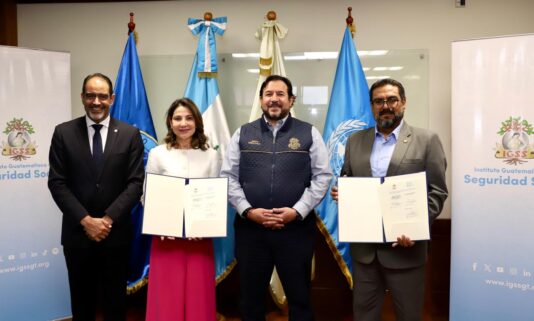 El IGSS y la OPS/OMS firman acuerdo para implementar Estrategia de Salud y Familiar y Comunitaria
