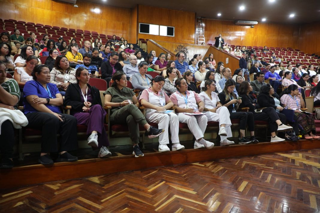 IGSS conferencia “Empoderamiento del personal de salud en lactancia materna como eje estratégico para fortalecer la atención materno infantil”l 26-00003